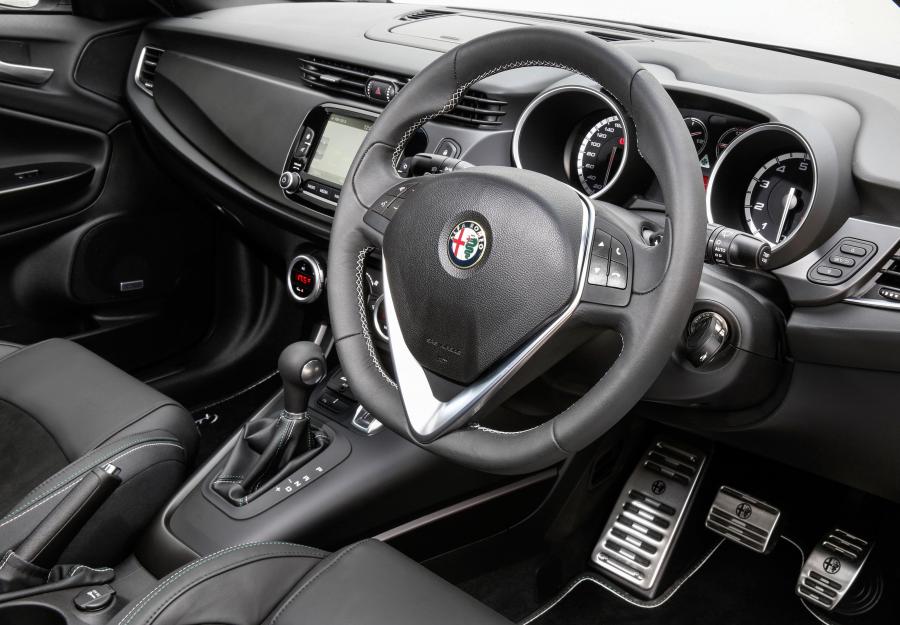 Интерьер Alfa Romeo Giulietta Quadrifoglio Verde (940) 2015 года  (AU) (фото 3 из 24)